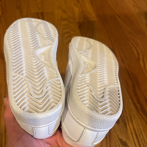 Nike Kids White Velcro Strap Sneakers - Picture 2 of 3